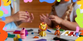 Foto que muestra muñecos en plastilina 