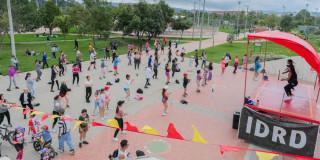 Foto que muestra personas haciendo ejercicio 