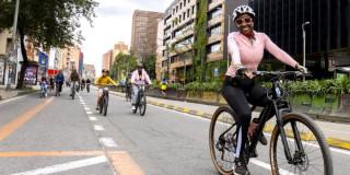 Foto que muestra una persona montando bicicleta en la Ciclovía