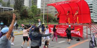 Foto que muestra personas haciendo ejercicio