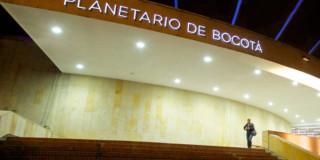 Foto que muestra la fachada del Planetario de Bogotá