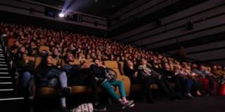 Foto que muestra personas en una sala de cine