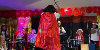 Foto que muestra un grupo de personas cantando 