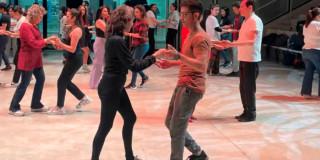 Foto que muestra personas bailando 