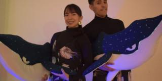 Imagen de una mujer y un hombre disfrutando del taller