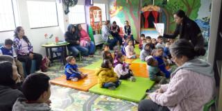 Imagen de varios niños sentados tomando el taller.