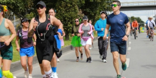 Imagen de varias personas disfrutando de la Ciclovía de Bogotá.