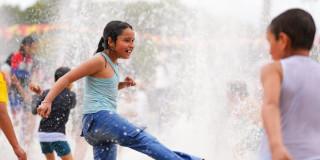Foto que muestra niños juegando con agua