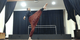 Imagen de un artista escénico tomando el taller.