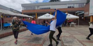 Imagen de varias personas disfrutando de las actividades de este taller.