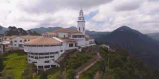 Imagen panorámica del Cerro de Monserrate en el que se aprecia la iglesia y un bello cielo.