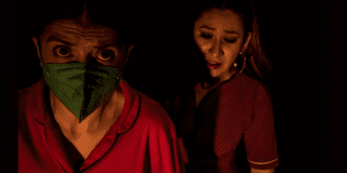 Imagen de dos de las artistas de la obra en escena.