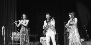 Foto de tres músicos en un escenario en Bogotá