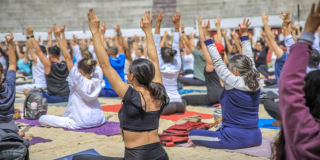 Imagen de varias mujeres sentadas tomando una clase de yoga