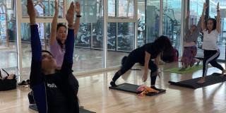 Imagen de varias personas participando en los espacios de yoga del CEFE Chapinero