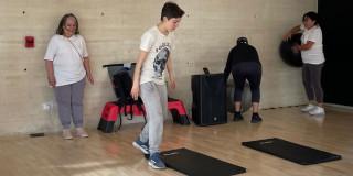 Imagen de varias personas disfrutando el espacio de ejercicio y bienestar