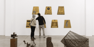 Foto de dos personas e una galeria de arte 