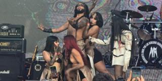 Foto que muestra artistas en un escenario