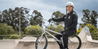 Imagen en primer plano de deportista en la pista de BMX