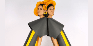 Imagen de una mujer vestida para el concierto.