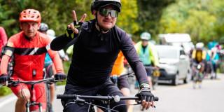 Foto que muestra personas montando bicicleta 