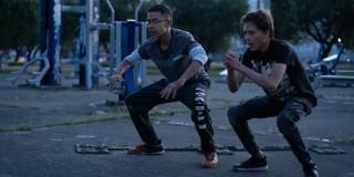 Foto que muestra dos personas haciendo ejercicio