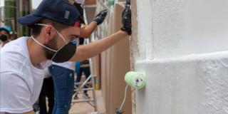 Imagen de una persona pintando una pared