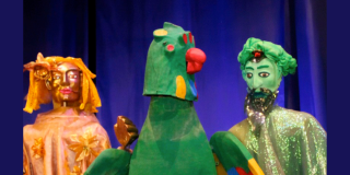 Imagen de los personajes de la obra en acción.