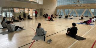 Imagen de varias personas practicando yoga en salón del CEFE Chapinero