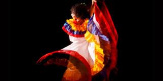 Imagen de una mujer que baila cumbia vestida con su traje típico