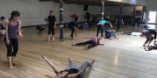 Imagen de varias personas siendo dirigidas en taller.