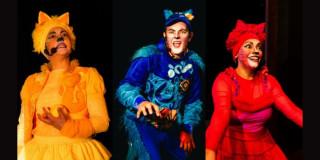 Imagen de los tres protagonistas de la obra disfrazados de gatos