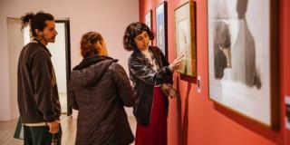 Imagen de mujeres en exposición de arte