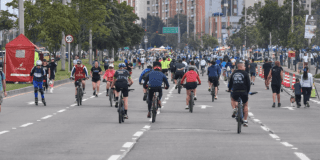 Imagen panorámica de deportistas en la ciclovía