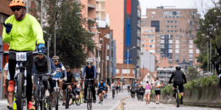 Imagen panorámica de deportistas en la ciclovía