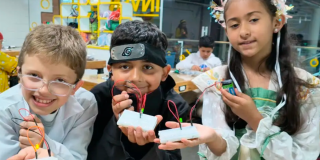 Imagen de varios niños tomando los talleres en Maloka.