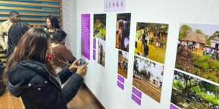 Foto que muestra personas reunidas en un salón.