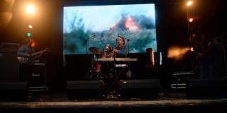 Grupo de rock en tarima.