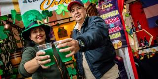 Foto de dos emprendedores de 'Hecho en Bogotá' en el Parque de la 93.