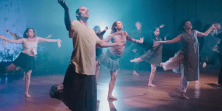 Imagen de varios artistas durante la puesta en escena.