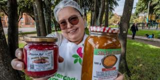 Foto de una mujer campesina en una de lasa ferias de Mercados Campesinos.