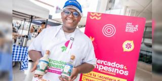 Foto de un hombre en uno de los Mercados Campesinos de Bogotá.