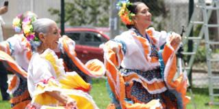 Foto del grupo de danza folclorica 'Tesoros de Colombia' en Bogotá.