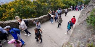 Foto de bogotanos y bogotanas en el sendero de ascenso al cerro de Monserrate en Bogotá.