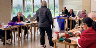 Imagen de varios adultos mayores tomando el taller de artes plásticas en un salón del CEFE Chapinero