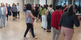 Foto de unos ciudadanos en clase de baile 