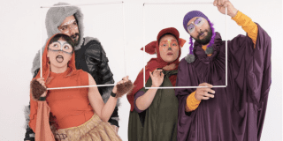 Imagen de artistas de la obra vestidos con trajes de animales 