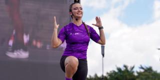 mujer haciendo aeróbicos