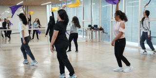 Imagen de varios jóvenes bailando en lo que aprece una pista de baile.