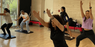 Imagen de varias personas participando en los espacios de yoga del CEFE Chapinero